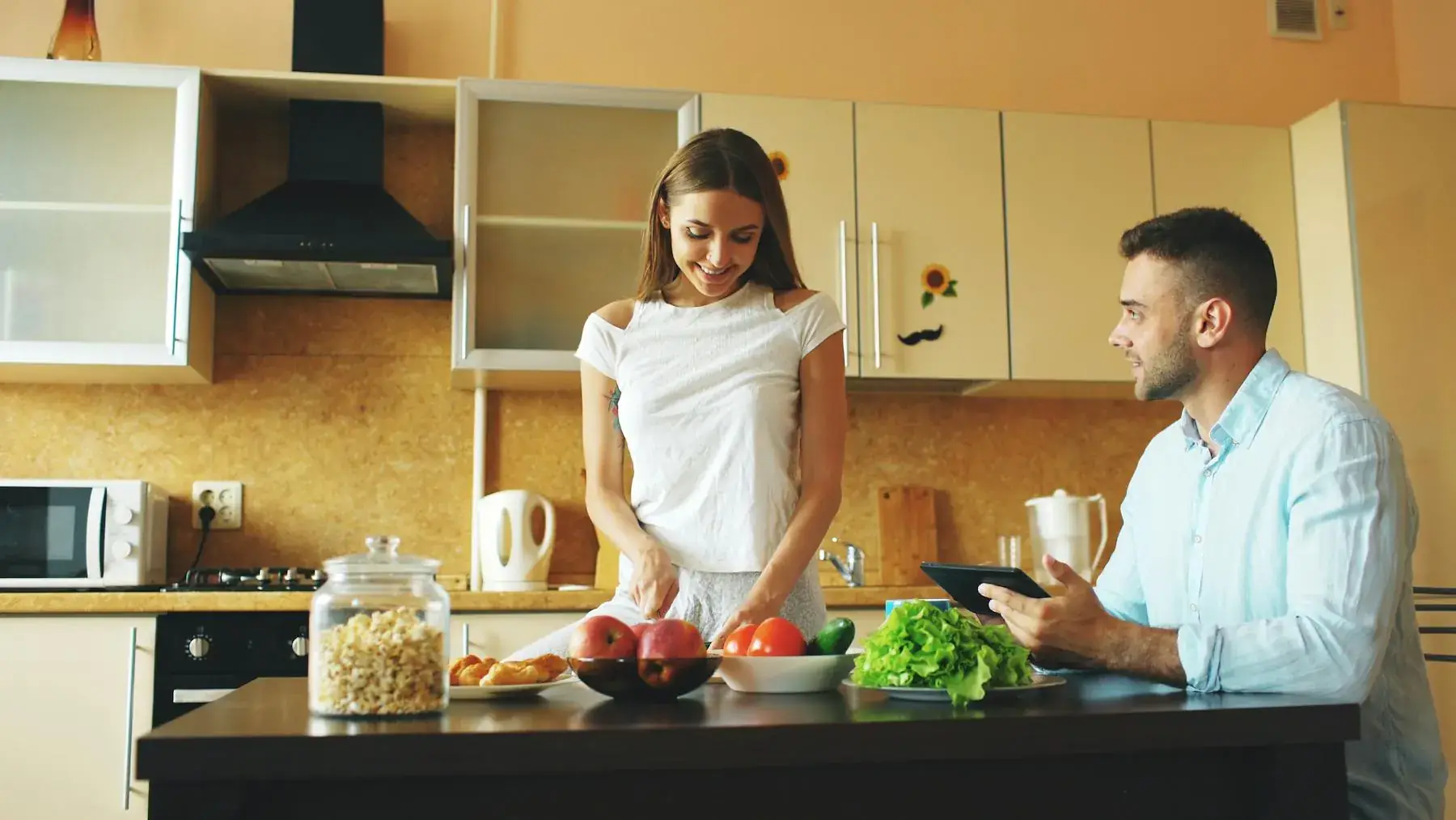 Couple preparing fresh food as part of the 7-Day MetClock Reset